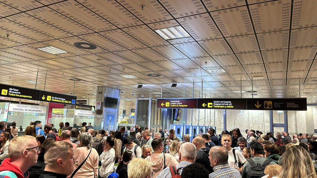 Lange Warteschlangen und Personalmangel am Flughafen Teneriffa Süd führen zu dringenden Handlungsaufforderungen