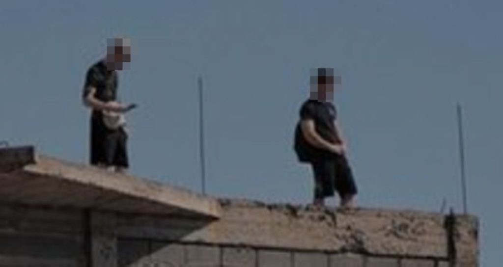 Zwei Touristen riskieren ihr Leben auf Teneriffas berüchtigter „Todesfalle“ – nur für ein Foto