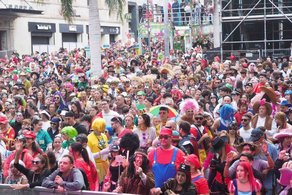 Anreise zum Karneval von Santa Cruz de Tenerife: Fahrpläne von Titsa, zusätzliche Verbindungen und Nachtlinien