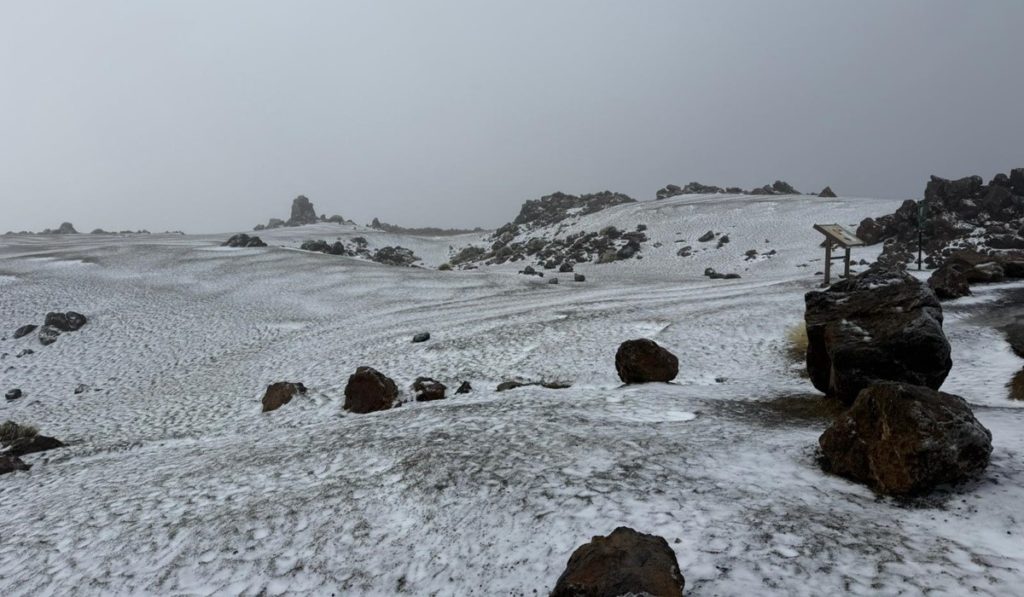 Sturm „Regina“ trifft Teneriffa: Schnee auf dem Teide, Orkanböen bis 100 km/h und Warnungen vor meterhohen Wellen