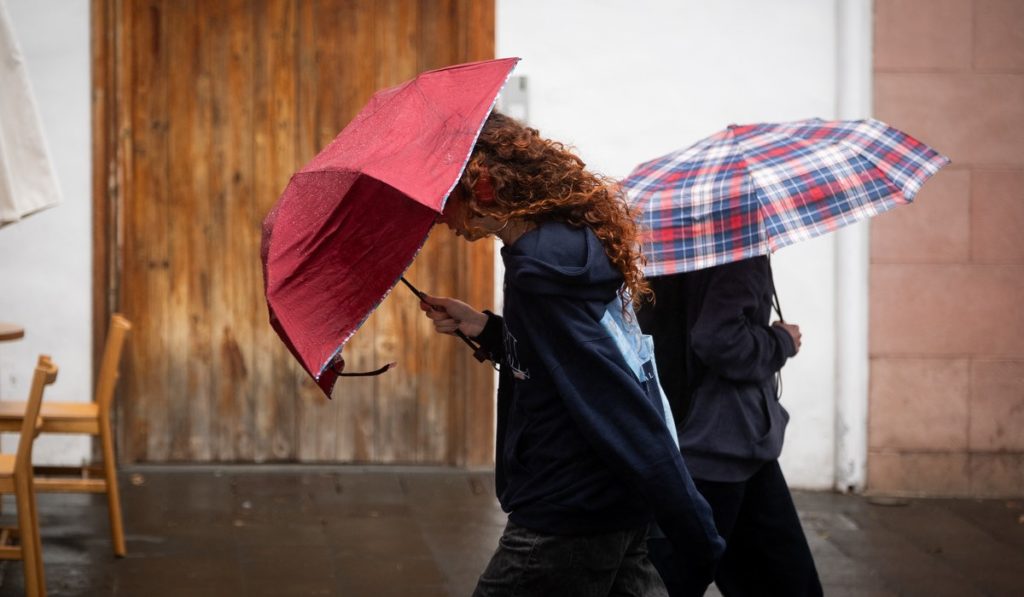 Die Kanarischen Inseln bleiben unter Wetterwarnungen: Instabile Lage mit Wind, Regen und schwerer See hält an