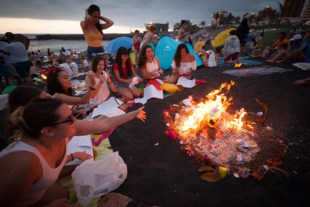Wo wird die Johannisnacht auf Teneriffa gefeiert? Lagerfeuer, Batucada-Umzüge und Open-Air-Feste auf der ganzen Insel